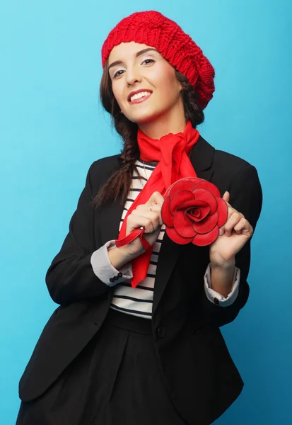 Bella ragazza con un berretto rosso. Stile francese . — Foto Stock