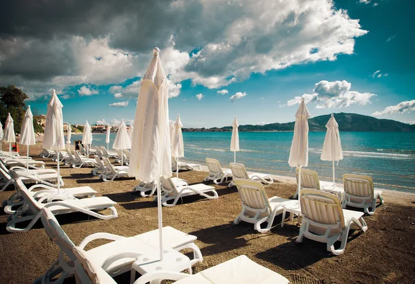 Ile güzel Plajda şemsiye şezlong — Stok fotoğraf