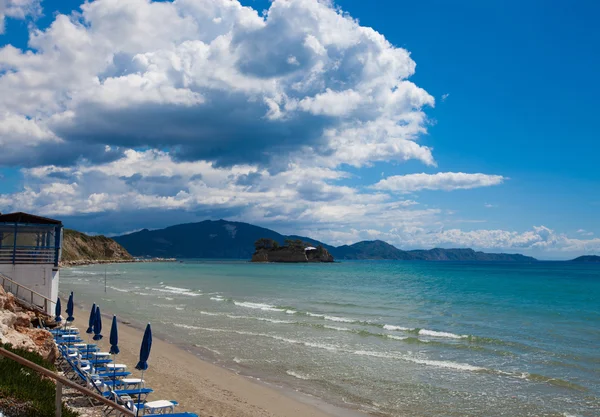 Sunchairs with  umbrellas on beautiful  beach — Stock Photo, Image