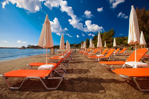 Sunchairs with  umbrellas on beautiful  beach — Stock Photo, Image