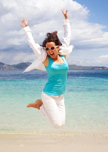 Chica feliz saltando en la playa — Foto de Stock