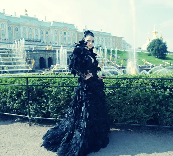 Princesse dans le parc à côté de la fontaine — Photo