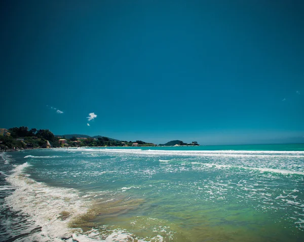 Verão praia com nuvens e céu azul — Fotografia de Stock