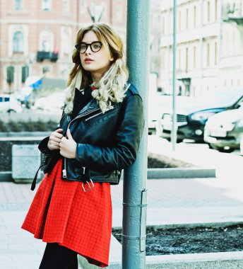 genç güzel sarışın kadın açık poz