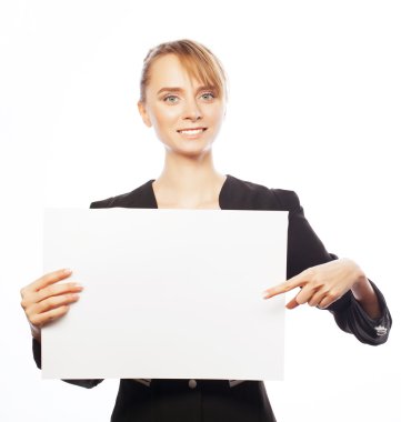 genç iş kadını boş tabela gösteriliyor