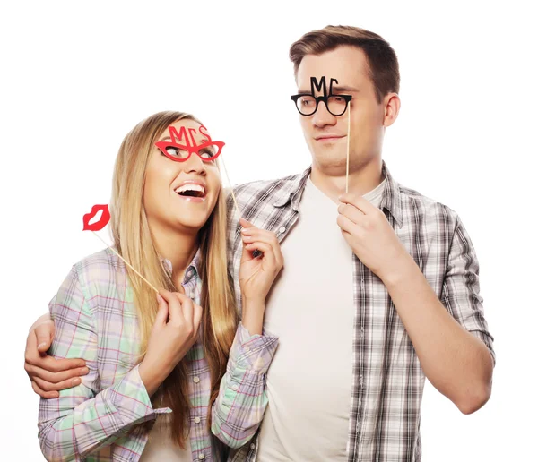 Pasangan indah memegang kacamata pesta pada tongkat — Stok Foto