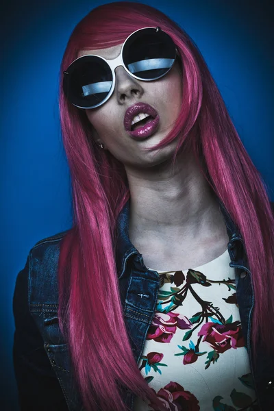 Beautiful fashion model  with pink hair — Stock Photo, Image