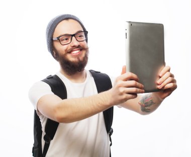 Genç sakallı adam holding tablet