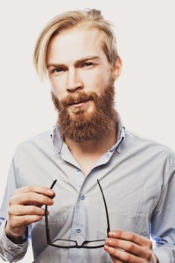 Genç sakallı hippi erkek