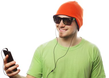 müzik dinleme ve smartphone kullanarak adam