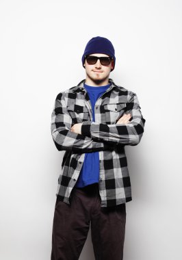 Gömlekli yakışıklı genç adam kameraya bakıyor. 