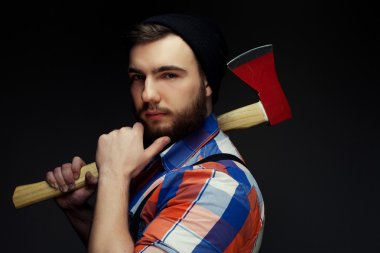 Genç adam büyük baltayla sakallı.