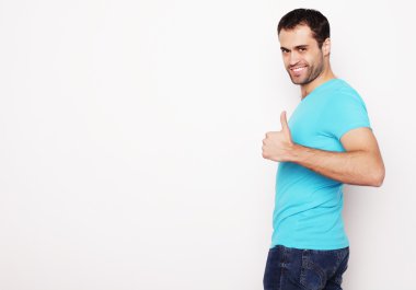 başparmak gösterilen mutlu bir genç adam