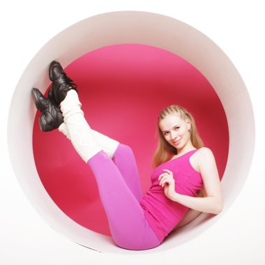 Sportif kadın pembe daire içinde poz