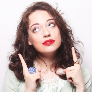 Güzel genç sürpriz kıvırcık kadın.