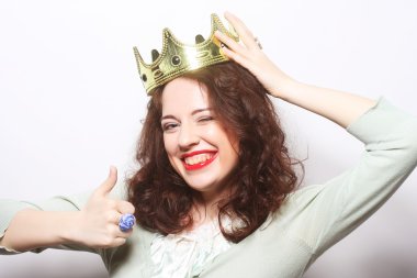 Başarılı kız başparmağını iki eliyle kaldırır.