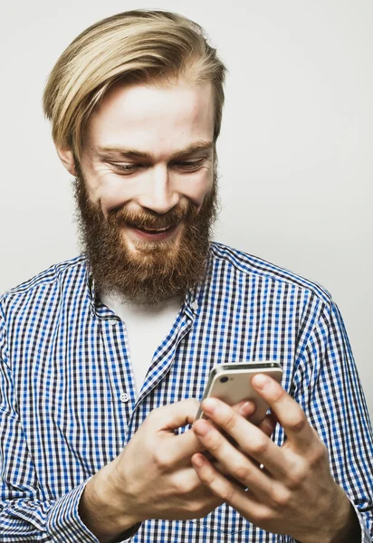 Junger bärtiger Mann mit Handy — Stockfoto