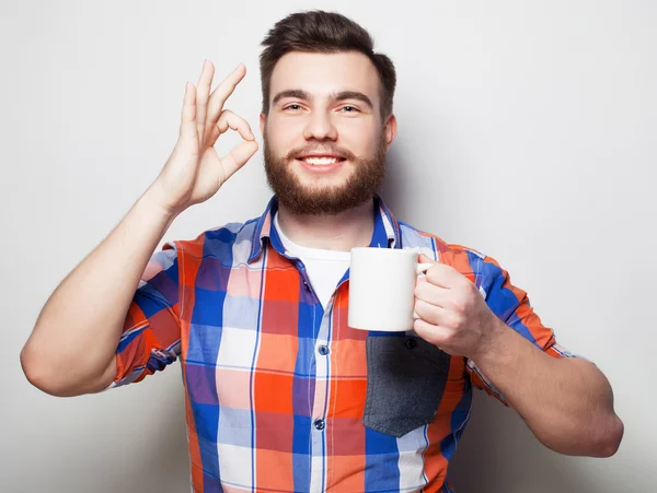 Mann mit einer Tasse Kaffee — Stockfoto