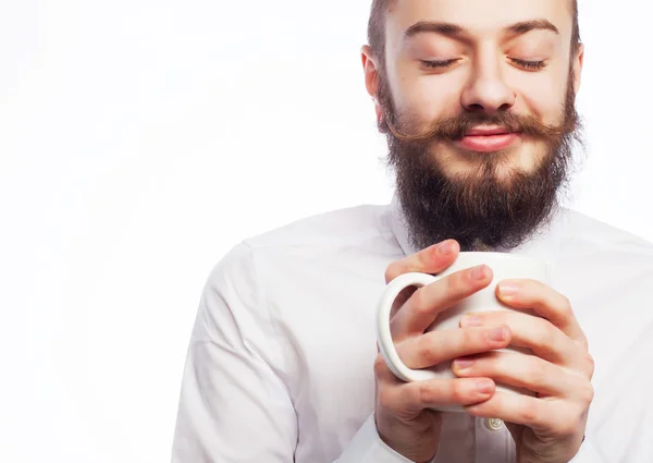 Junger Mann trinkt eine Tasse Kaffee — Stockfoto