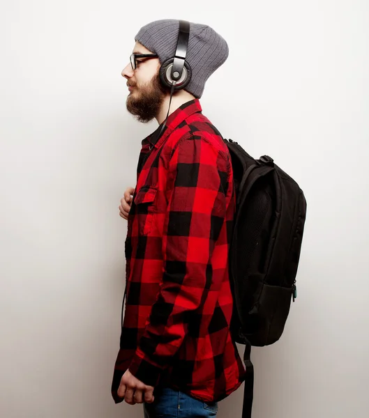 Jeune homme barbu écouter de la musique — Photo