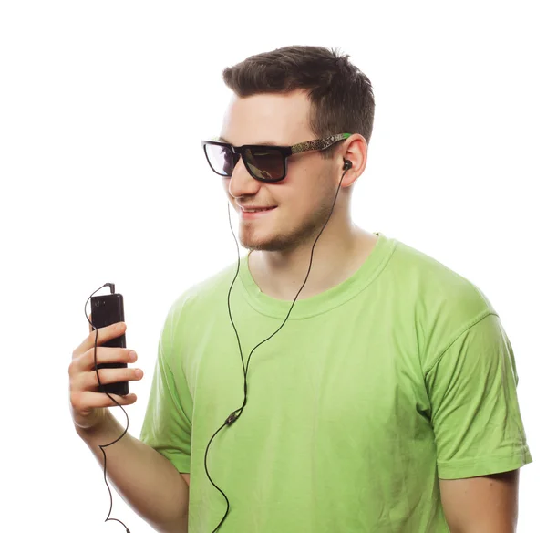 Müzik dinleme ve smartphone kullanarak adam — Stok fotoğraf