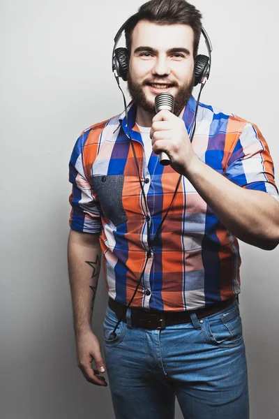 Jeune homme tenant un microphone — Photo