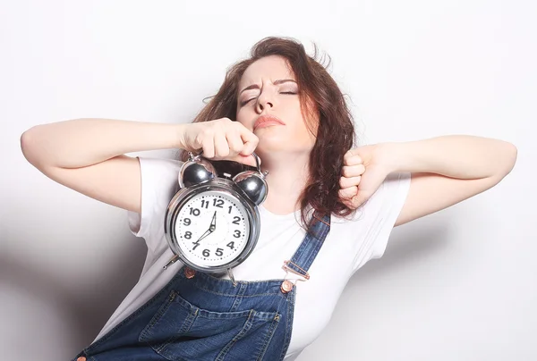 Mujer joven con reloj despertador —  Fotos de Stock