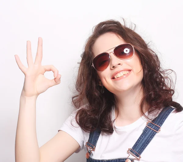 Fille réussie donne pouce vers le haut avec deux mains — Photo