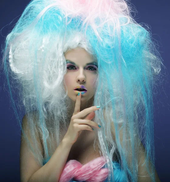 Mladá žena s světlé make-upu a kreativní vlasy — Stock fotografie