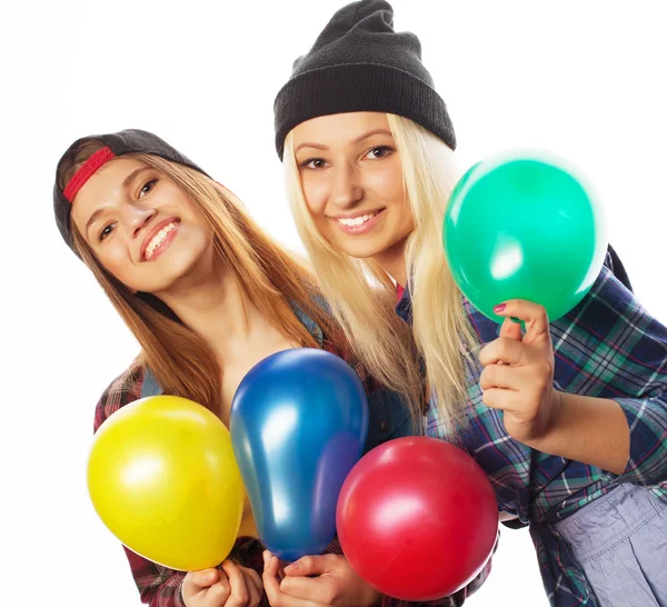 Gülümseyen ve renkli balonlar tutan hipster kızlar — Stok fotoğraf