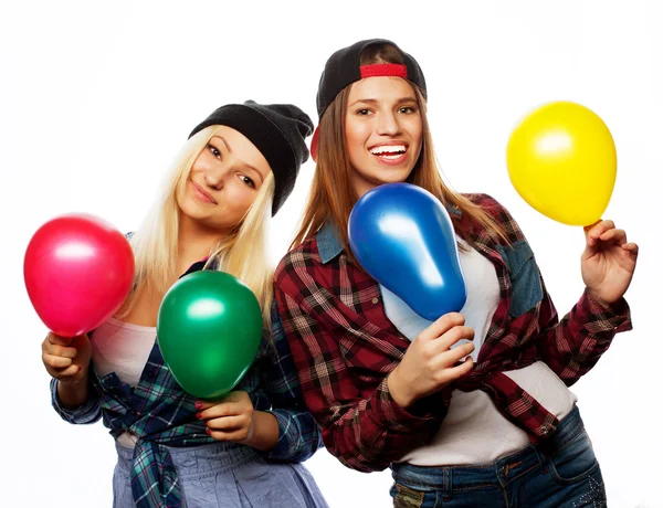 Hipster dziewczyny uśmiechnięte i gospodarstwa kolorowe balony — Zdjęcie stockowe