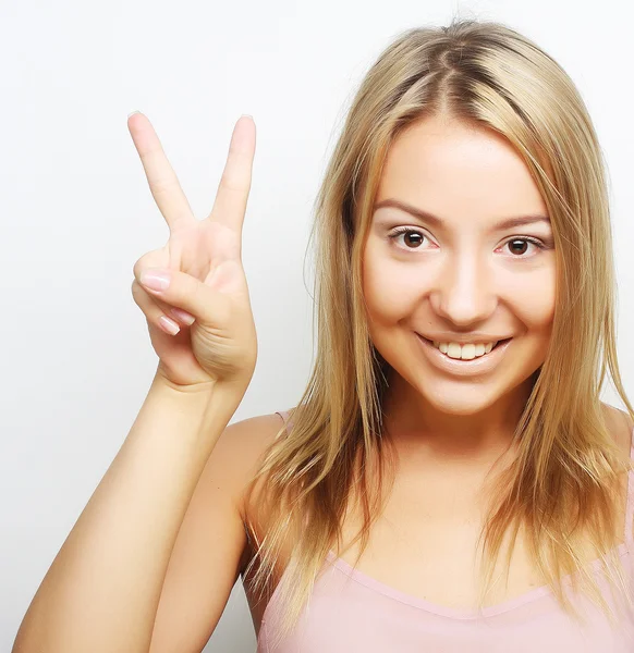 Glücklich lächelnd schöne junge Frau zeigt zwei Finger oder victo — Stockfoto