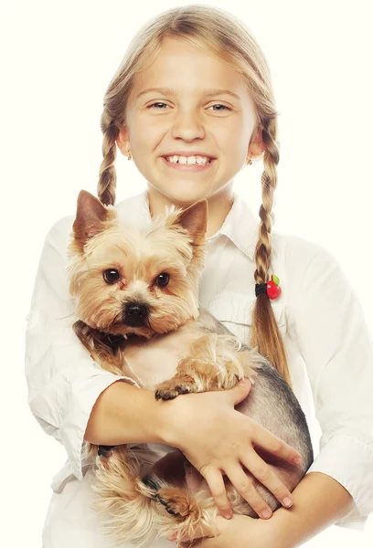 Menina sorrindo segurando um cachorrinho bonito — Fotografia de Stock