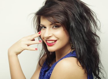 Gülümseyen güzel bir kadın.