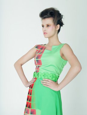 yeşil giysili bir modeldir