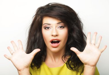 Gülümseyen esmer portreyi kapat. 