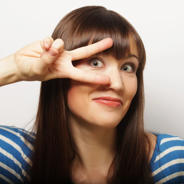 Frau zeigt zwei Finger oder Siegesgeste — Stockfoto