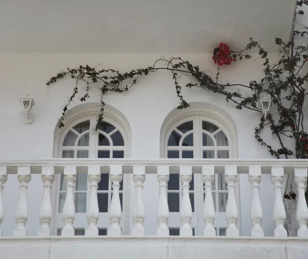 Будинок і вікно з квітами на Закінф — стокове фото