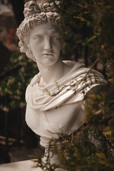 Garden statue in greece — Stock Photo, Image