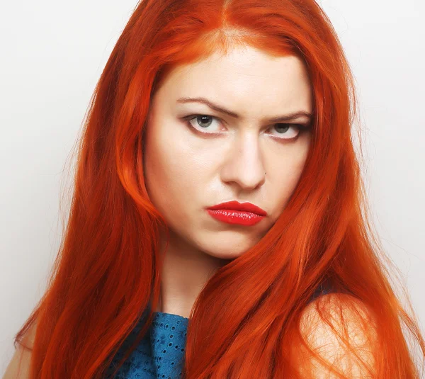 Jeune femme aux cheveux roux — Photo