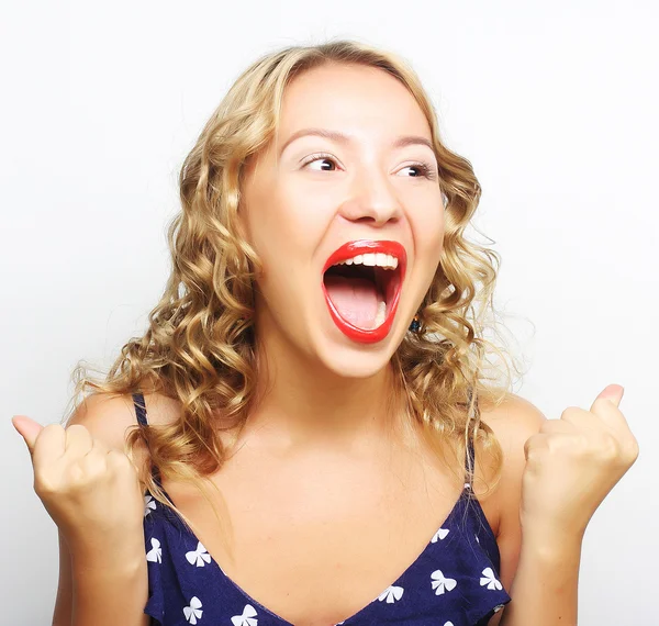 Hermosa joven sorprendida mujer. Captura de estudio. — Foto de Stock