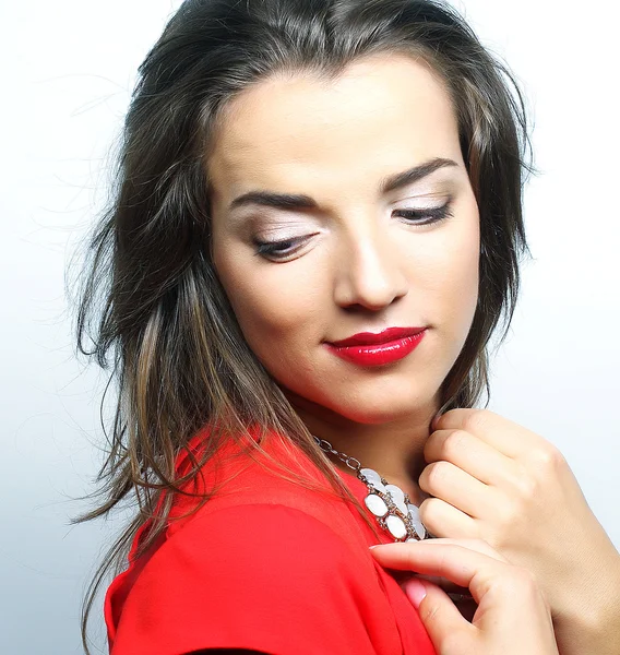 Retrato jovem mulher feliz em vestido vermelho — Fotografia de Stock