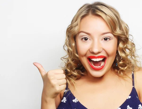 Jonge vrouw met haar vinger omhoog — Stockfoto