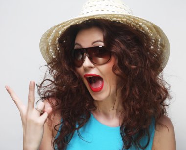 şapka ve güneş gözlüğü giyen genç sürpriz kadın