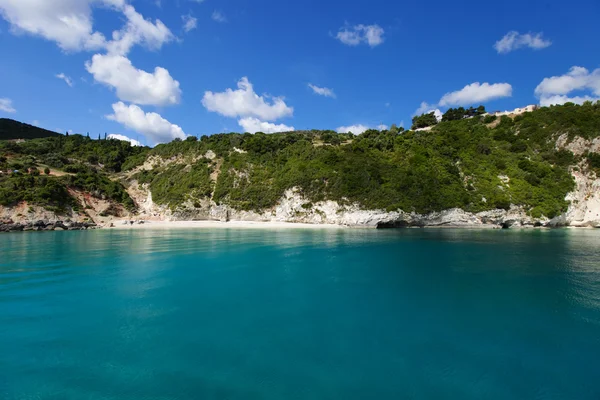Cuevas azules a lo largo de la orilla de Zakynthos — Foto de Stock