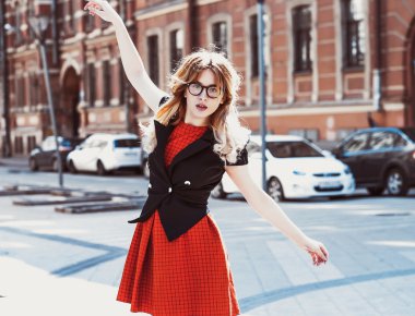 şehirde poz kırmızı elbise giyen kadın