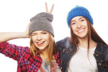 İki genç kız arkadaşlar eğlenmeye.