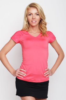 Genç sarışın kadın spor giyim eşyası