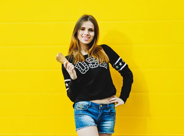 Joven hipster chica con helado — Foto de Stock