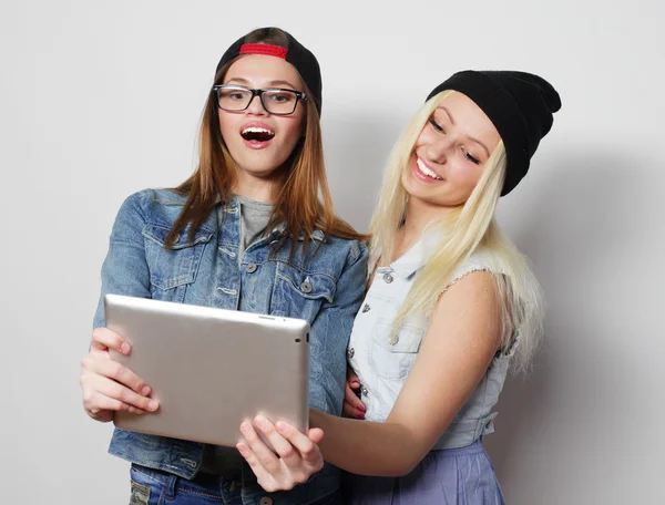 Meisjes nemen een zelfportret met een tablet — Stockfoto